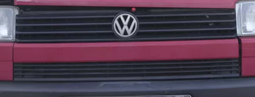 VW T4 kurze Version Grill Kühlergrill VW Zeichen Logo rot LK3A 701853653 (167302)