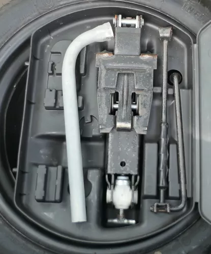 VW Golf 5 1K 6 Plus Bordwerkzeug Pannenset Wagenheber für Ersatzrad Notrad (169235)