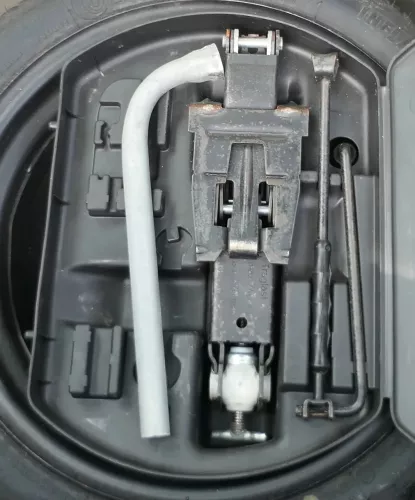 VW Golf 5 1K 6 Plus Bordwerkzeug Pannenset Wagenheber für Ersatzrad Notrad