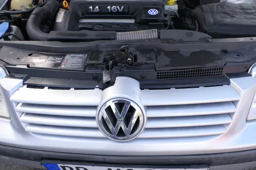 VW Bora Grill Kühlergrill VW Zeichen Logo silber grau LA7W (171785)