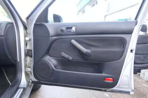 1x VW Golf 4 Bora Türverkleidung Verkleidung Tür vorne rechts 4/5-Türer schwarz (171792)