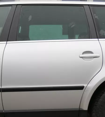 VW Passat 3B 3BG 3B6 Kombi Variant Tür hinten links silber LA7W reflexsilber  (172518)