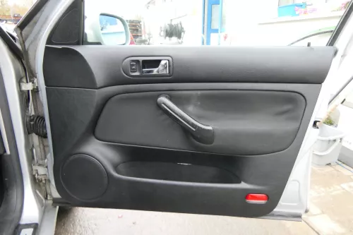 1x Golf 4 Bora Türverkleidung Verkleidung Tür vorne rechts 4/5-Türer Griff (173399)