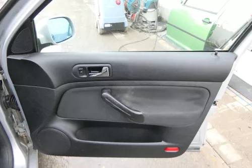 1x Golf 4 Bora Türverkleidung Verkleidung Tür vorne rechts 4/5-Türer Griff (173399)