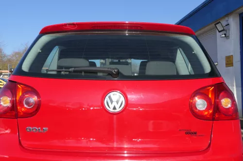 VW Golf 5 V Heckklappe hinten Kofferraumklappe + Scheibe rot LY3D - Delle (174003)