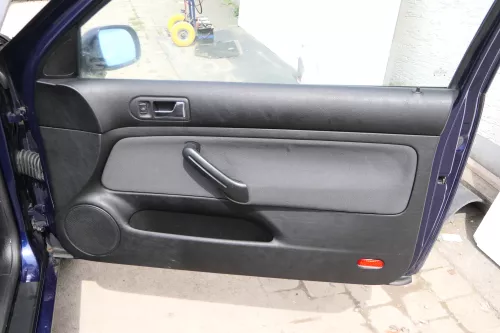 1x VW Golf 4 Türverkleidung Verkleidung Tür vorne rechts schwarz 2/3-Türer  (175016)