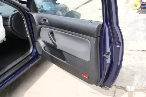 1x VW Golf 4 Türverkleidung Verkleidung Tür vorne rechts schwarz 2/3-Türer  (175016)
