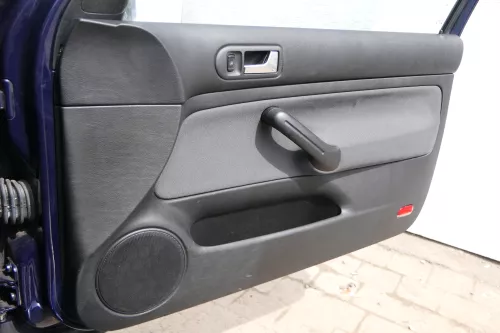 1x VW Golf 4 Türverkleidung Verkleidung Tür vorne rechts schwarz 2/3-Türer  (175016)