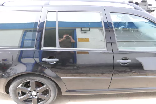 VW Golf 4 Bora Tür hinten rechts nur Kombi / Variant schwarz LC9Z -ohne Anbautei (175129)
