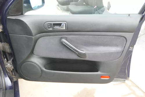 1x Golf 4 Bora Türverkleidung Verkleidung Tür vorne rechts 4/5-Türer Griff schwa (175250)