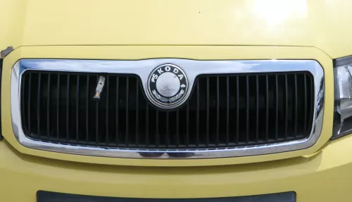 Fabia 6Y Zeichen Kühlergrill Grill Gitter 6Y0853668 gelb LF1R Logo (175763)