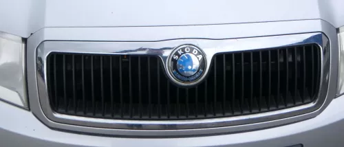 Fabia 6Y Zeichen Kühlergrill Grill Gitter 6Y0853668 silber grau LF7T Logo