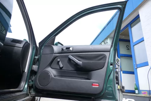 1x Golf 4 Bora Türverkleidung Verkleidung Tür vorne rechts 4/5-Türer Griff schwa (176677)