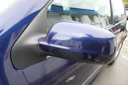 VW Golf 4 Bora manueller Spiegel vorne links Außenspiegel blau LB5N Glas (177090)