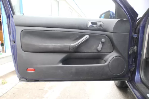 1x VW Golf 4 Türverkleidung Verkleidung Tür vorne links schwarz 2/3-Türer  (177093)