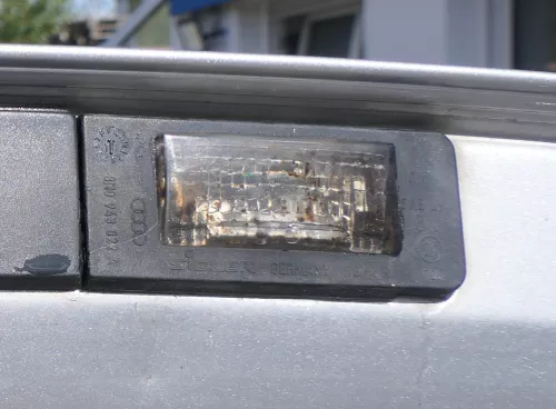 1x Audi TT 8N Leuchte Kennzeichen Kennzeichenleuchte 8N0943022A (177206)