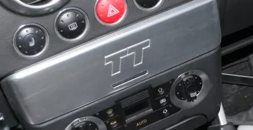 Audi TT 8N Blende für Radio um MIttelkonsole Abdeckung Logo Zeichen Alu silber 