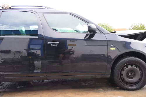 Skoda Roomster 5J Tür vorne rechts Beifahrertür schwarz LF9R (ohne Anbauteile) (177394)