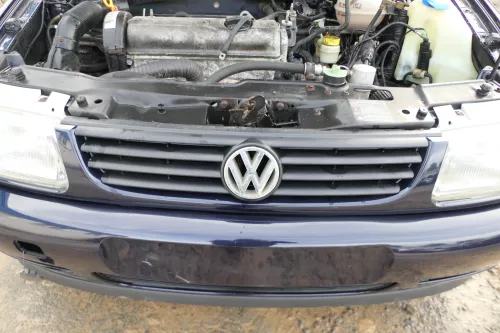 VW Polo 6N Kühlergrill Grillleiste blau LC5H vorne Leiste Grill VW Zeichen (178586)