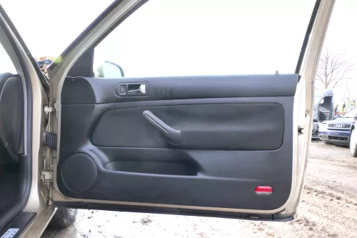 1x VW Golf 4 Türverkleidung Verkleidung Tür vorne rechts schwarz 2/3-Türer  (179439)