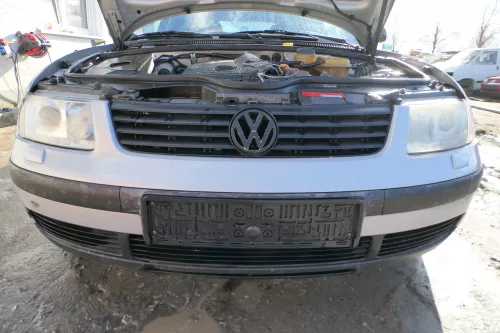 VW Passat 3B Stoßstange vorne Frontstoßstange Stoßfänger vorn silber LB7Z  - SWR (180367)