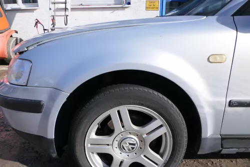 VW Passat 3B Kotflügel vorne links silber LB7Z (180371)