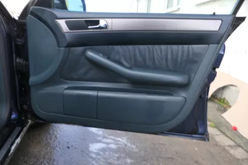 1x Audi A6 4B Türverkleidung Verkleidung Tür vorne rechts Leder grün lago