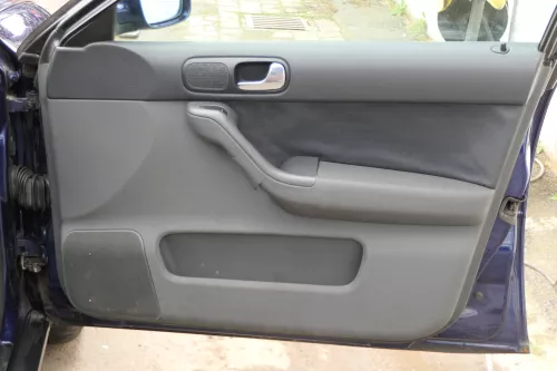 1x A3 8L Türverkleidung Verkleidung Tür vorne rechts 4/5-Türer onyx /schiefer  (180801)