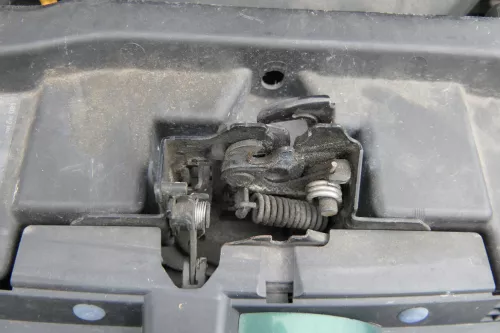 VW Golf 4 Bora Motorhaube Motorhaubenschloß Schloß Klappenschloß vorn  (181061)