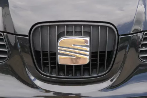 Seat Arosa 6H Stoßstange Frontstoßstange vorne schwarz L041 Facelift + Grill (181077)