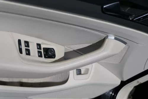 Passat 3C B8 3G 1x Türverkleidung Verkleidung Tür vorne links weiß St. Tropez (181655)