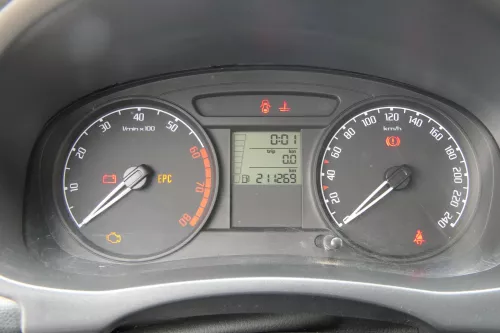Skoda Fabia Roomster Tacho Tachometer Kombiinstrument 211.000km 5J0920801B Benzi