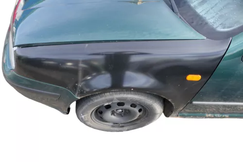 VW Golf 4 1J Kotflügel vorne links schwarz Rost  (182578)