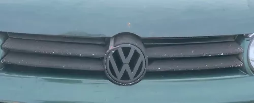VW Golf 4 Grill Kühlergrill VW Zeichen Logo schwarz