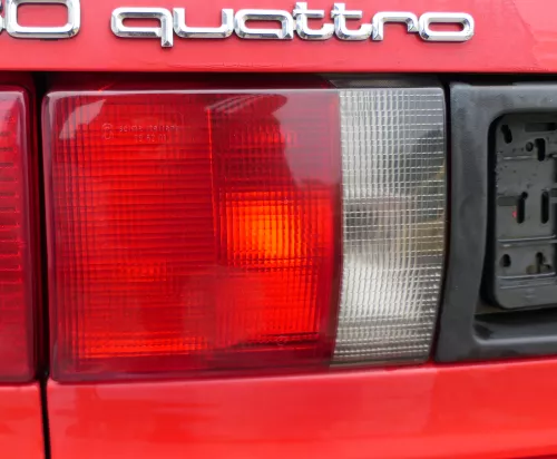 Audi 80 Avant Kombi hinten links innen an der Heckklappe Rückleuchte original 
