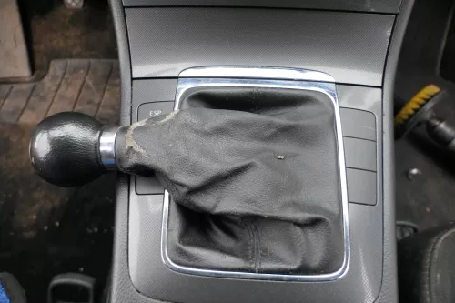 Passat 3C Mittelkonsole Verkleidung Klappe Abdeckung Dekor netzoptik schwarz mat (183109)