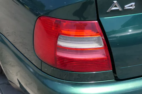 Audi A4 B5 Limousine hinten links Rückleuchte original Lampenträger  (183770)