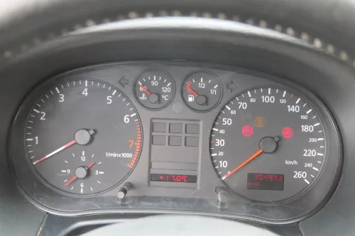 Audi A3 8L Tacho Tachometer Kombiinstrument 304.000km 8L0919860E Benziner 1,8 (183969)
