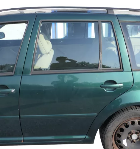 VW Golf 4 Bora Tür hinten links nur Kombi / Variant grün LC6M - ohne Anbauteile (184182)