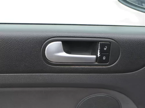 VW Golf Plus 5M 1x Türverkleidung Verkleidung Tür vorne links schwarz  (185038)