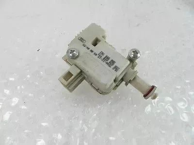 VW Passat 3B Stellmotor Tankklappe Zentralverriegelung Tankdeckel Tank Golf 4 A2