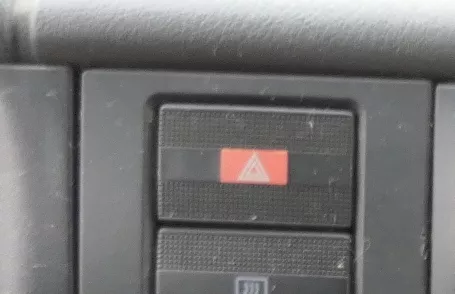 VW T4 Warnblinker Relais Warnblinkerschalter Schalter 703953235 Knopf (157606)