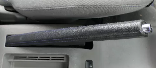 VW Golf 4 Bora Handbremse Feststellbremse schwarz Leder blaue Nähte (185742)