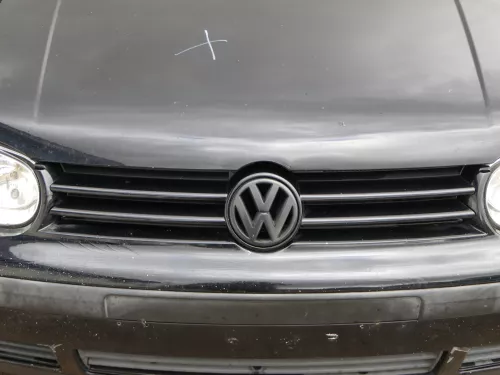 VW Golf 4 Grill Kühlergrill VW Zeichen Logo schwarz  LC9Z (186001)