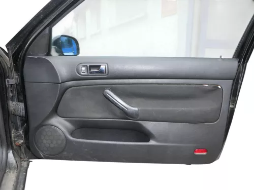 VW Golf 4 2/3-Türer Türverkleidung Verkleidung Tür vorne rechts schwarz