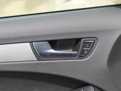 1x A4 8K B8 Türverkleidung Verkleidung Tür vorne links schwarz - MÄNGEL!!! (186165)