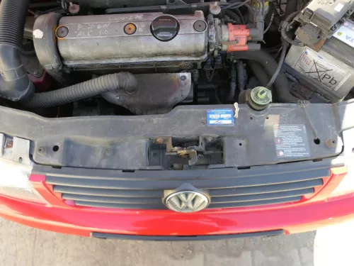 VW Polo 6N Kühlergrill Grillleiste vorne Leiste Grill schwarz / rot (186584)