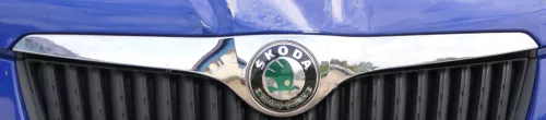 Skoda Fabia 5J Zeichen Emblem Kühlergrill Grill 5J0853633
