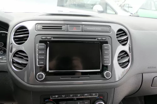 VW Tiguan 5N Mittelkonsole Verkleidung um Navi Lüftungsdü 5N0858069J schwarz/alu