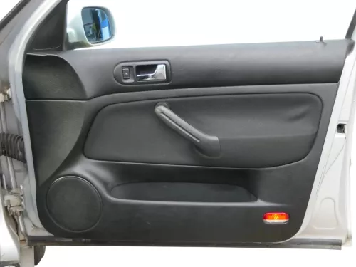 1x Golf 4 Bora Türverkleidung Verkleidung Tür vorne rechts 4/5-Türer schwarz